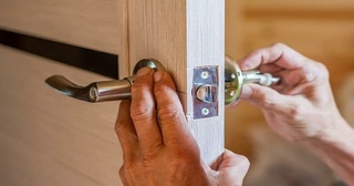 Установка и замена дверной ручки в Изобильном от 280 руб. – Мастер24, монтаж фурнитуры, недорого